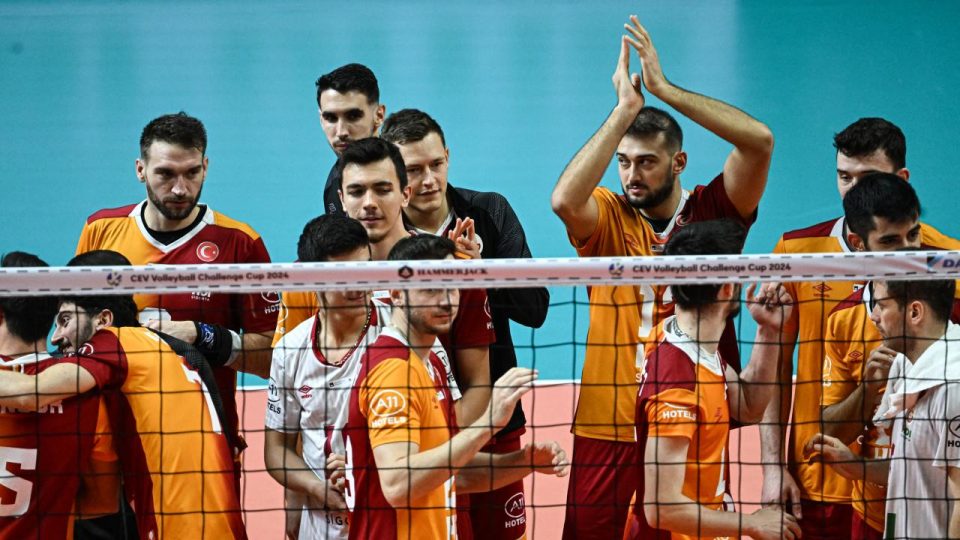 Voleybol’da Galatasaray Penzügyör SE’yi mağlup etti